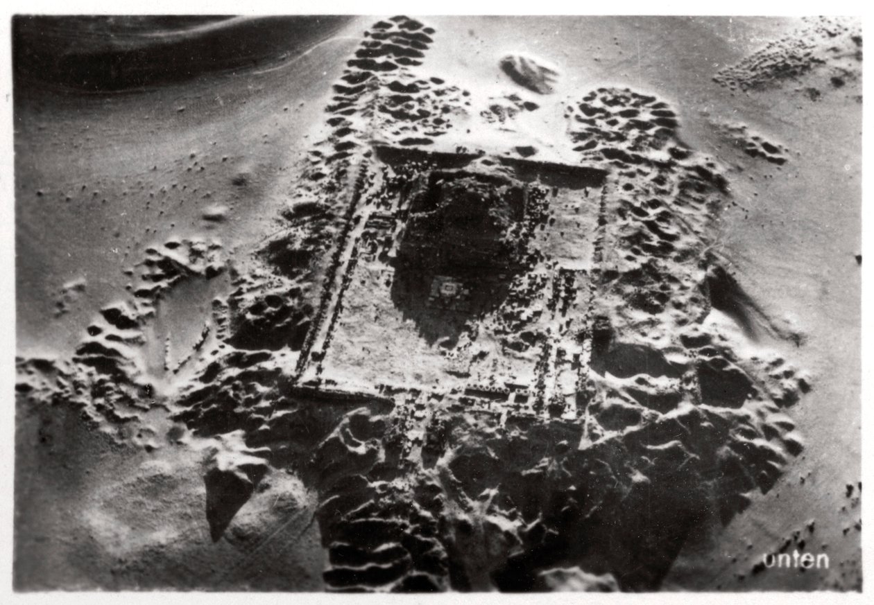Widok z lotu ptaka na wykopaliska archeologiczne w pobliżu Sakkary, Egipt, 1931 1933 autorstwa Unbekannt