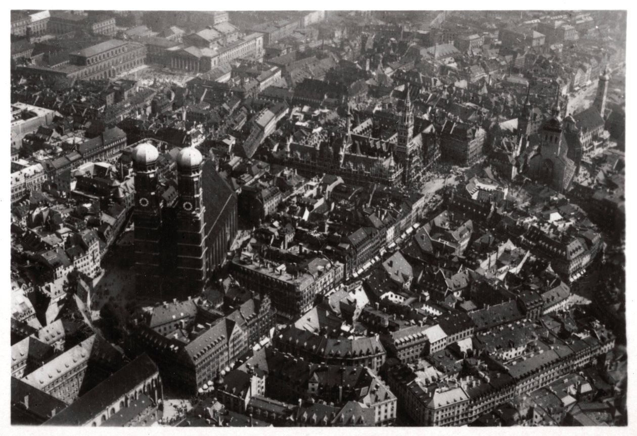 Widok z lotu ptaka Frauenkirche, Monachium, Niemcy, z Zeppelina, c1931 1933 autorstwa Unbekannt