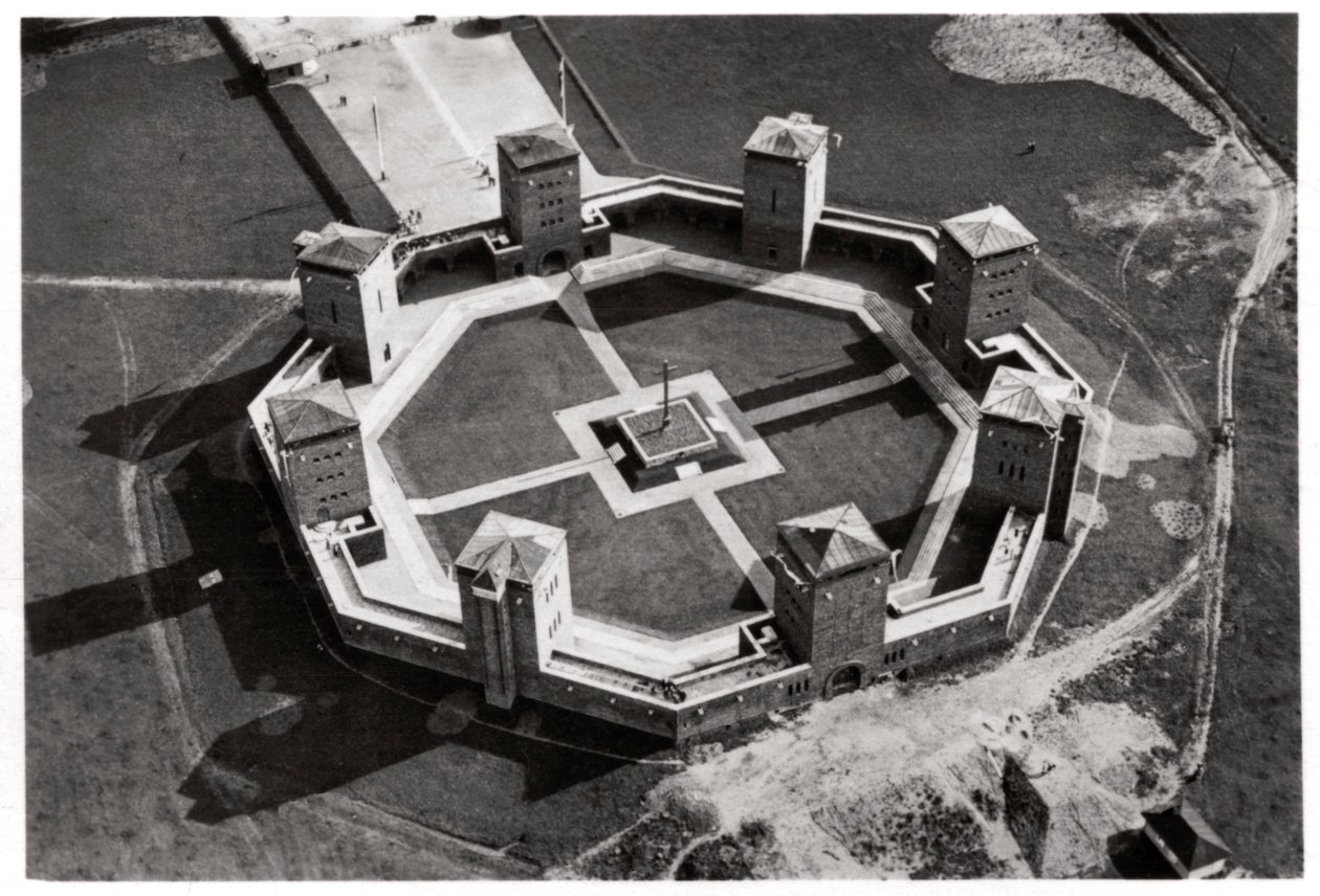 Widok z lotu ptaka na pomnik Tannenberg koło Olsztynka, Polska, z Zeppelina, c 1931 1933 autorstwa Unbekannt