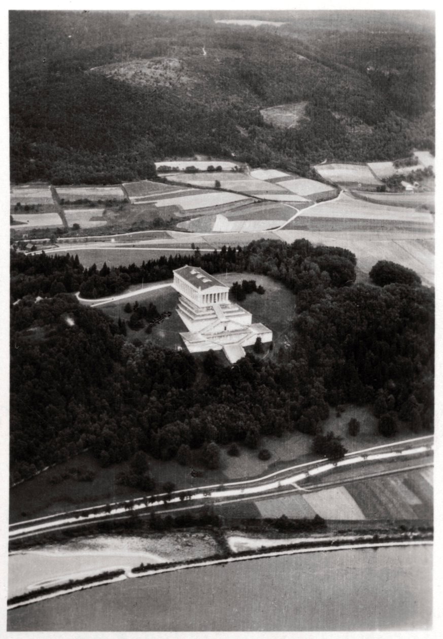 Widok z lotu ptaka na świątynię Walhalla, niedaleko Ratyzbony, Niemcy, z Zeppelina, c1931 1933 autorstwa Unbekannt