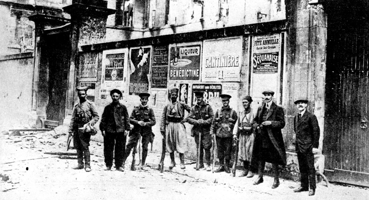 Chasseur afrykański, dwóch Turków i trzech żołnierzy brytyjskich, Soissons, Francja, I wojna światowa, 1914 autorstwa Unbekannt