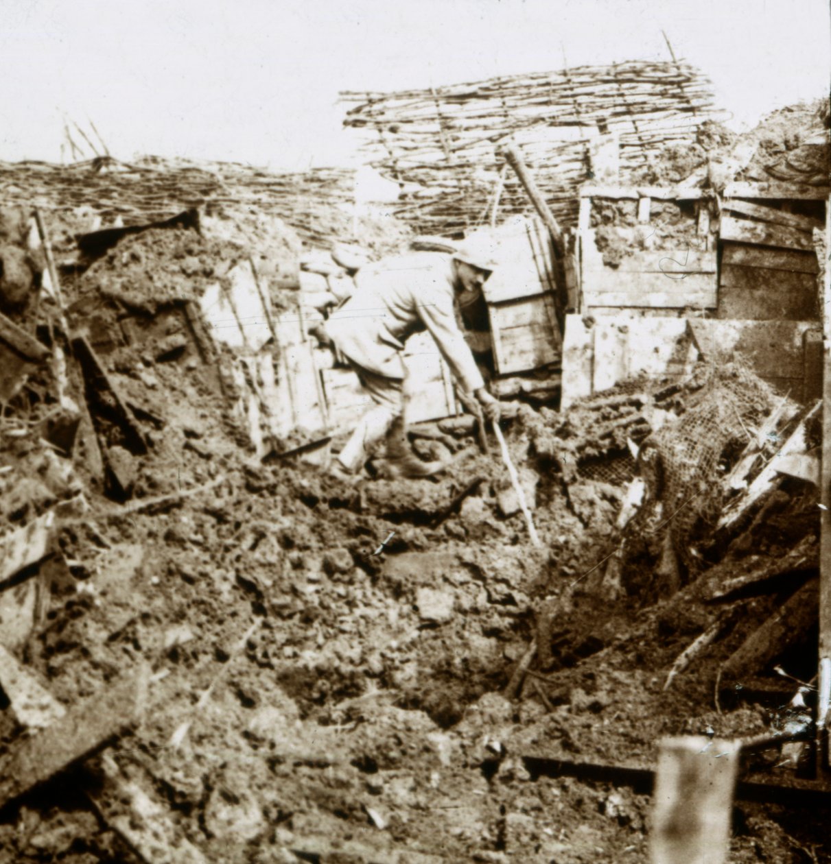 Następstwa pocisku, żołnierz w kraterze, c1914-c1918 autorstwa Unbekannt