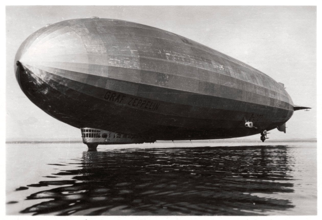 Sterowiec LZ127 Graf Zeppelin lądujący na Jeziorze Bodeńskim, Niemcy, 1933 autorstwa Unbekannt