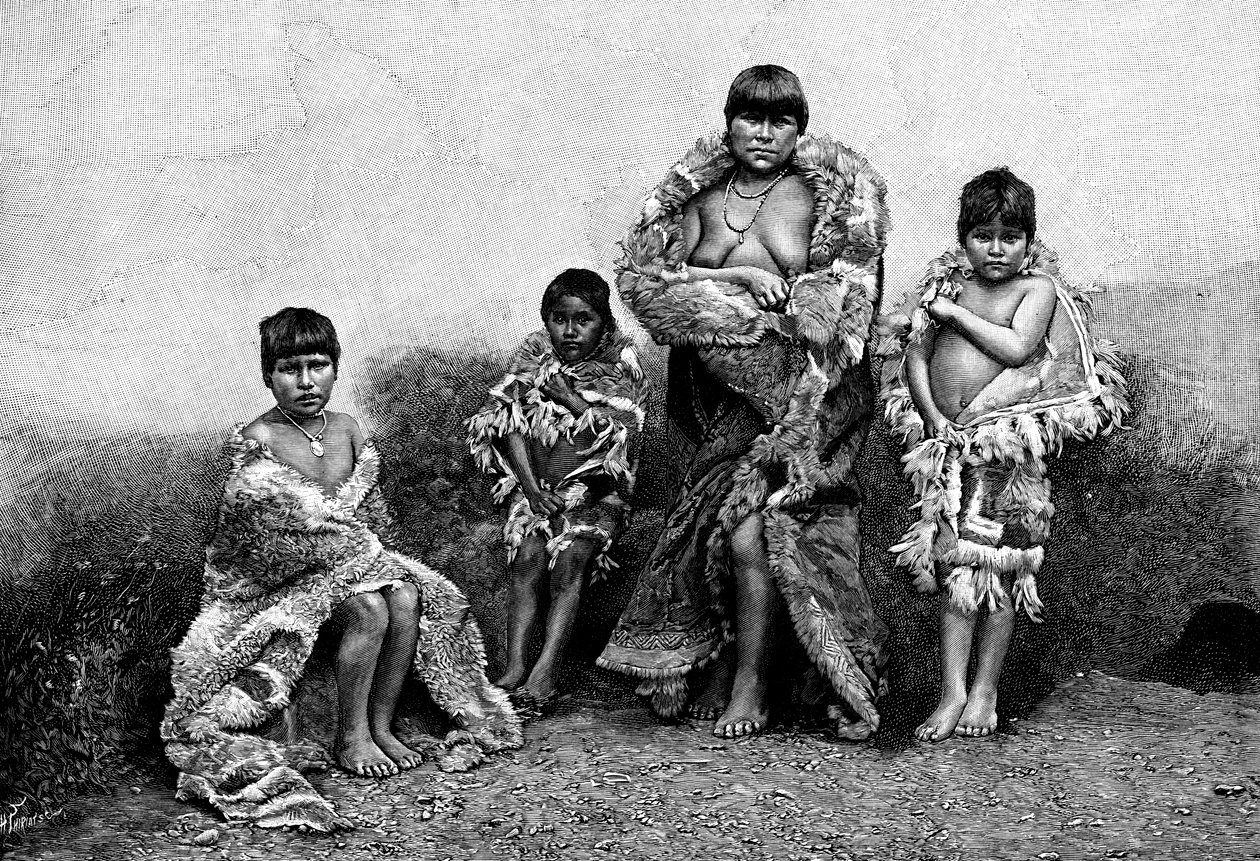 Alakaluf Fuegians, ubrani w skóry guanako, Chile, 1895 autorstwa Unbekannt