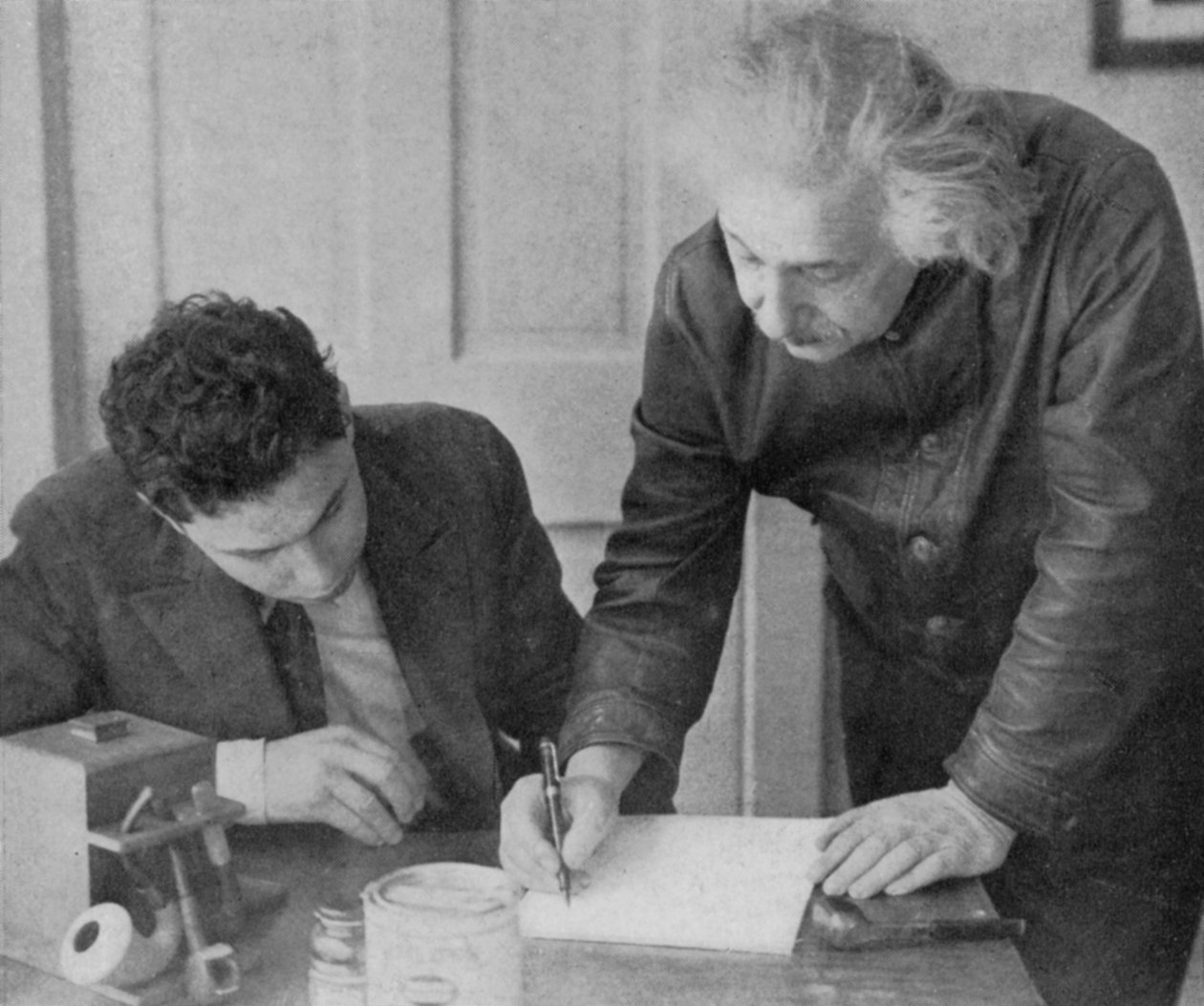 Albert Einstein, niemiecko-szwajcarsko-amerykański matematyk i fizyk, ze studentem autorstwa Unbekannt