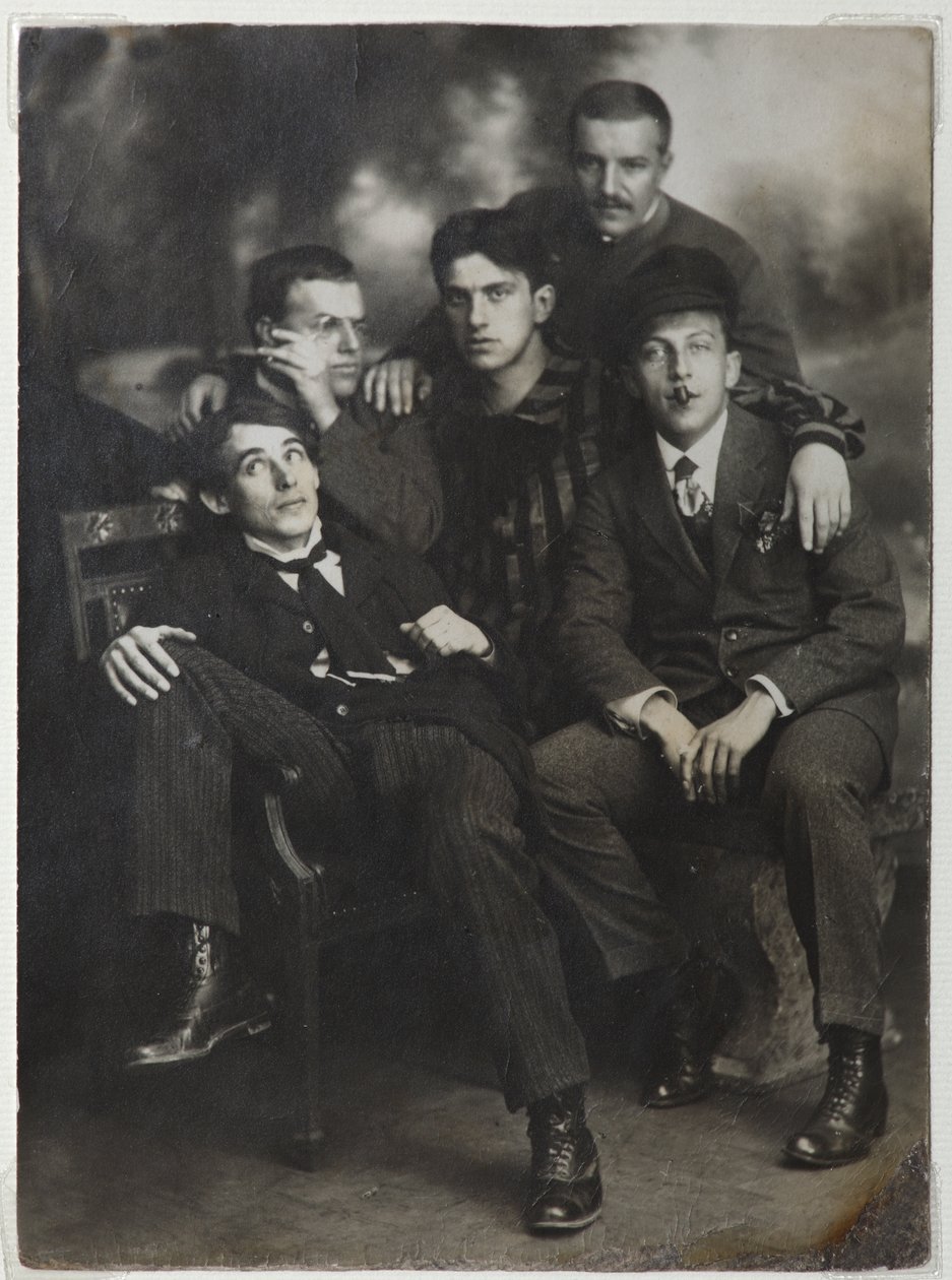 Alexey Kruchenykh, David Burlyuk, Vladimir Mayakovsky, Nikolai Burlyuk and Benedict Livshits, 1913. autorstwa Unbekannt