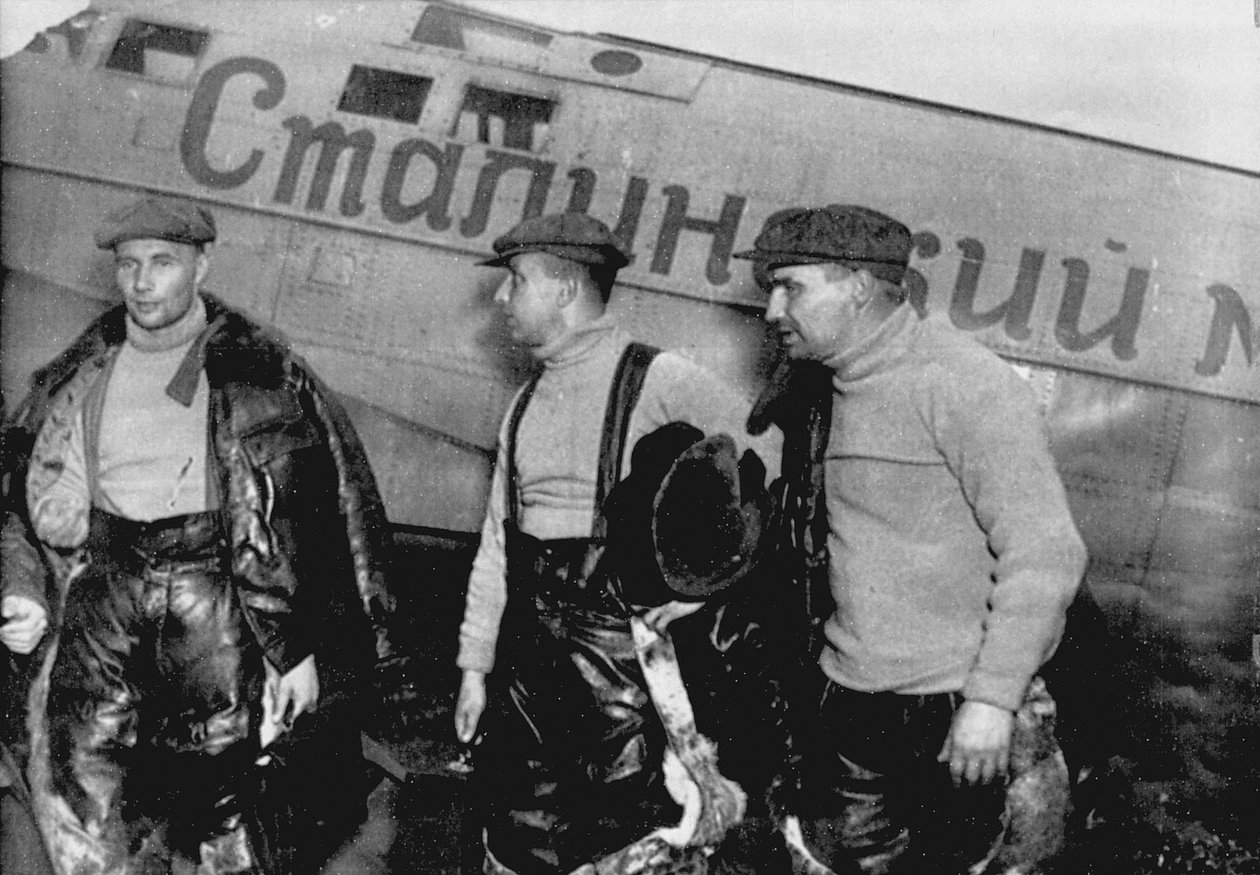 Alexander Belyakov, Georgiy Baidukov i Valery Chkalov w swoim samolocie 20 czerwca 1937 r. autorstwa Unbekannt