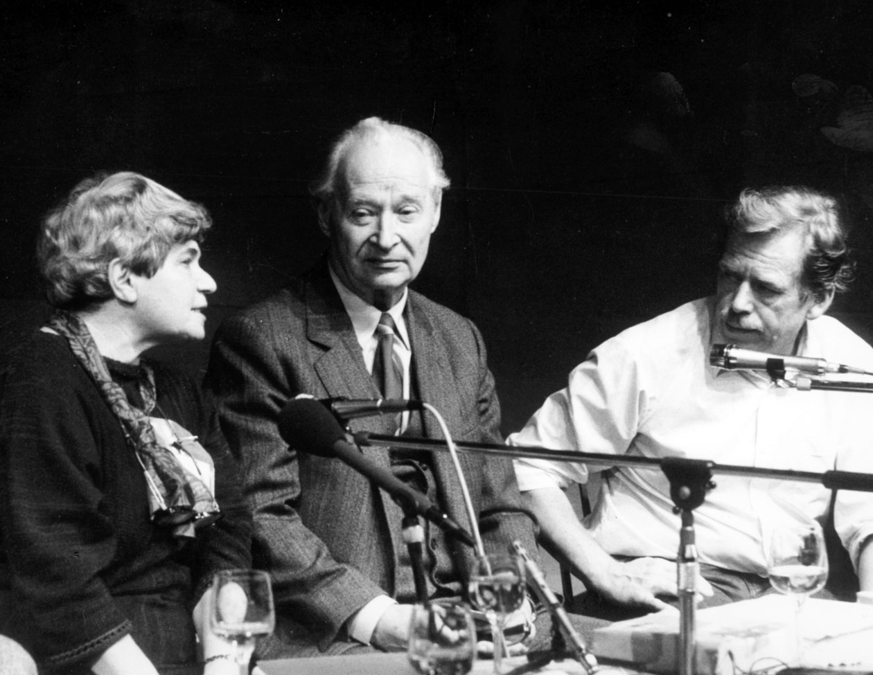 Alexander Dubcek z panią Ritą Klimovą, późniejszą ambasadorem Czechosłowacji w Stanach Zjednoczonych i Vaclava Havlem, podczas konferencji prasowej Forum Obywatelskiego 24 listopada autorstwa Unbekannt