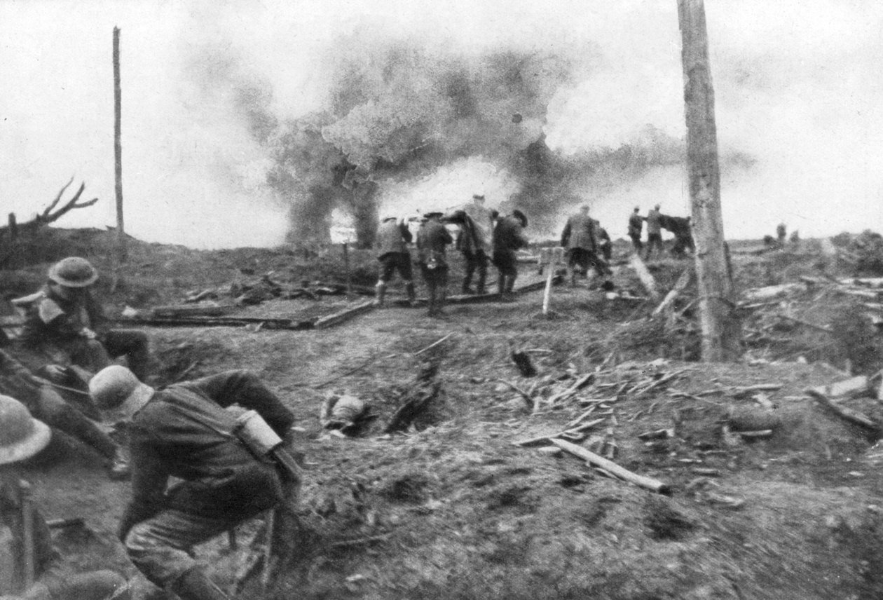 Oddziały alianckie i jeńcy niemieccy na drodze Menin, niedaleko Ypres, Belgia, 30 października 1917 r autorstwa Unbekannt