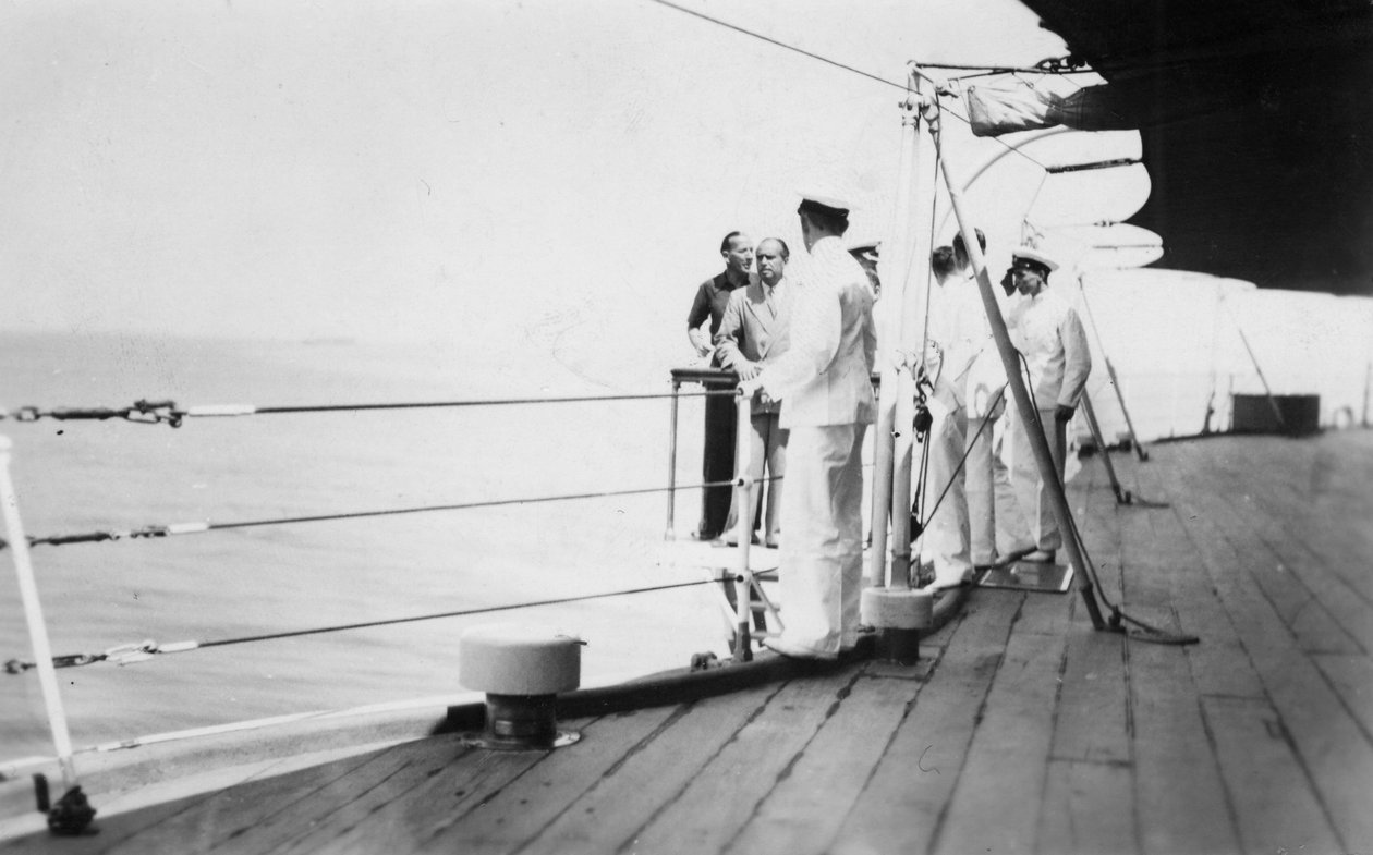 Amerykański aktor i reżyser filmowy Douglas Fairbanks, Sr na pokładzie HMS Malaya, Wenecja, Włochy 1938 autorstwa Unbekannt