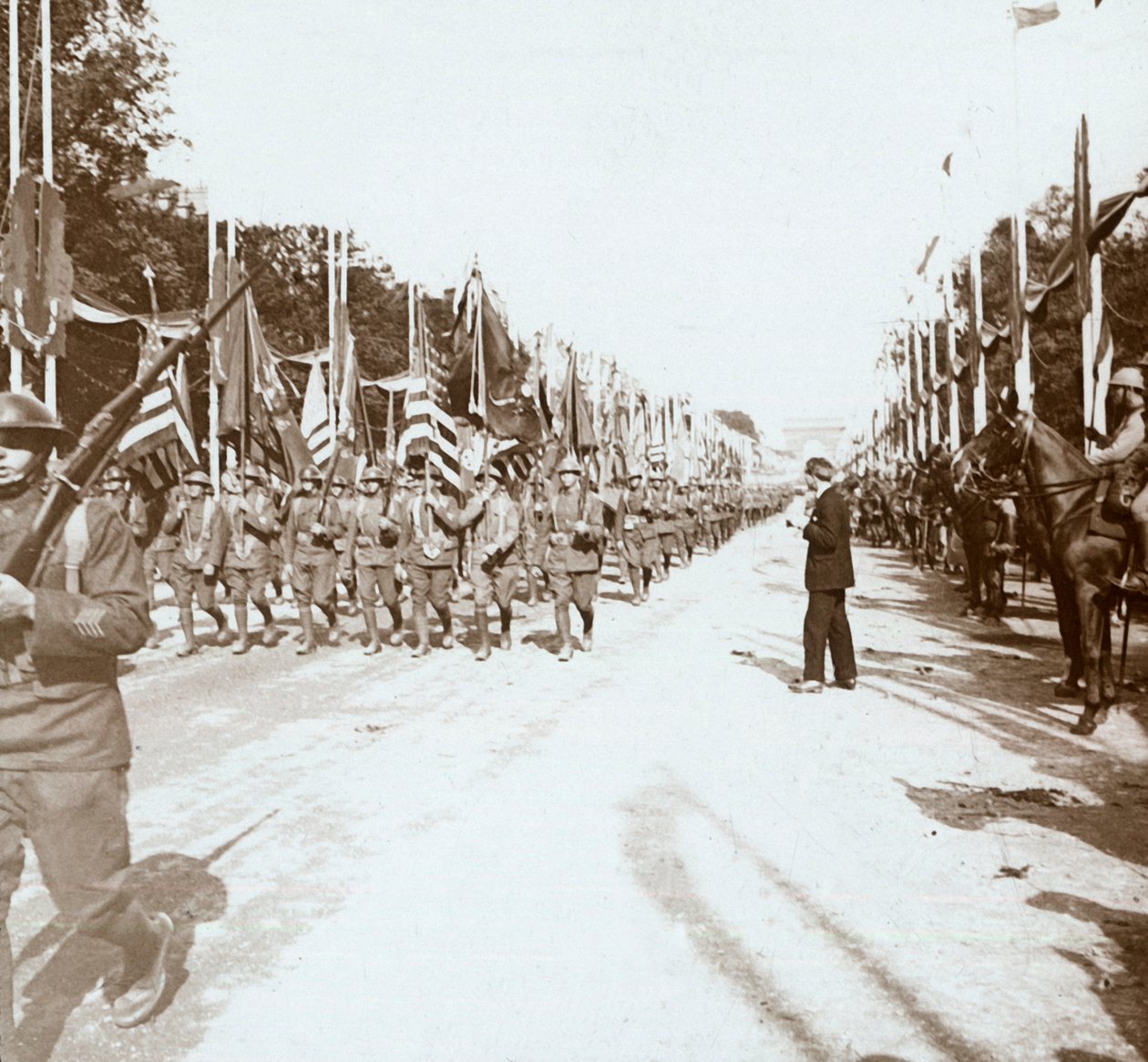 Wojska amerykańskie maszerujące w paradzie zwycięstwa, Paryż, Francja, c1918-c1919 autorstwa Unbekannt