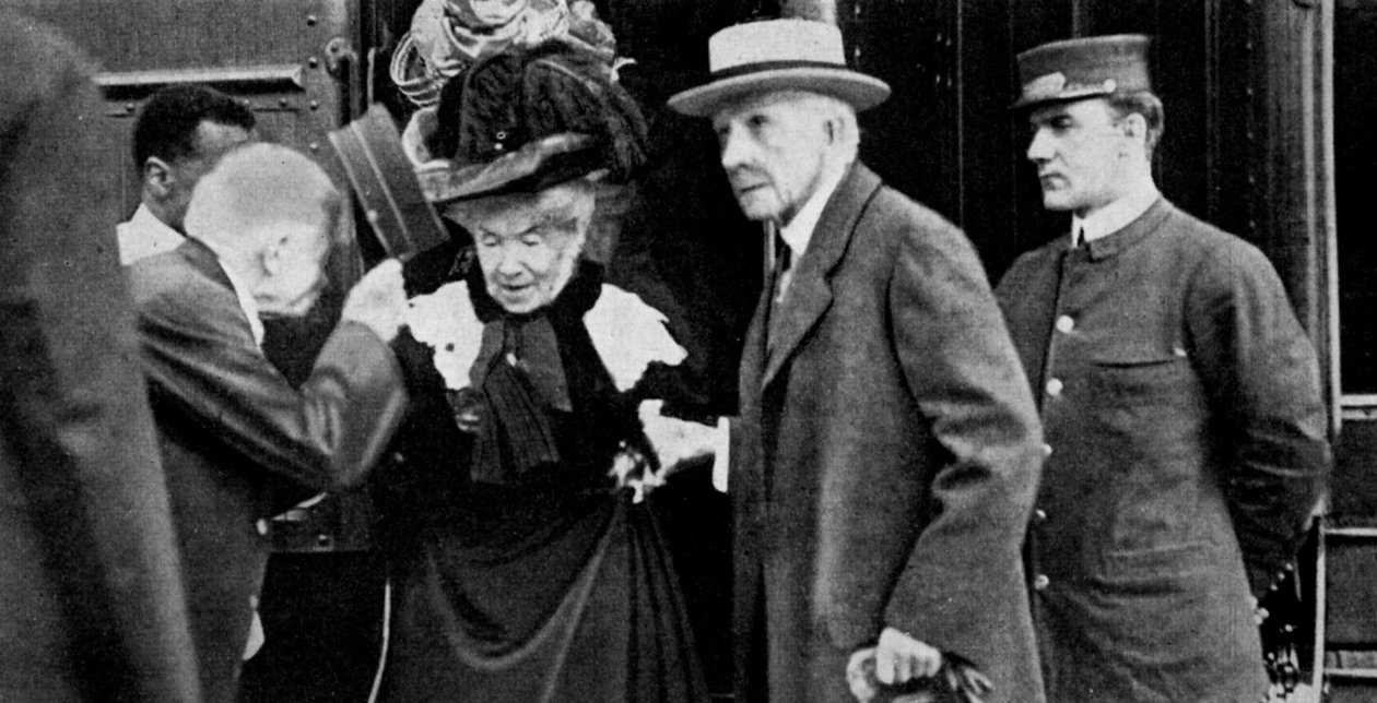 Amerykański potentat John D Rockefeller i jego żona przybywają do Cleveland w stanie Ohio, 1912 1951 autorstwa Unbekannt