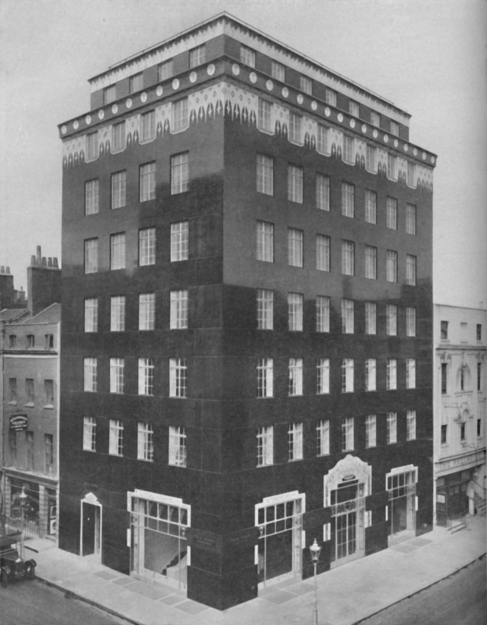 Całkowicie czarny budynek w Londynie złagodzony przez koronkowy kołnierz z bieli, c1935 autorstwa Unbekannt