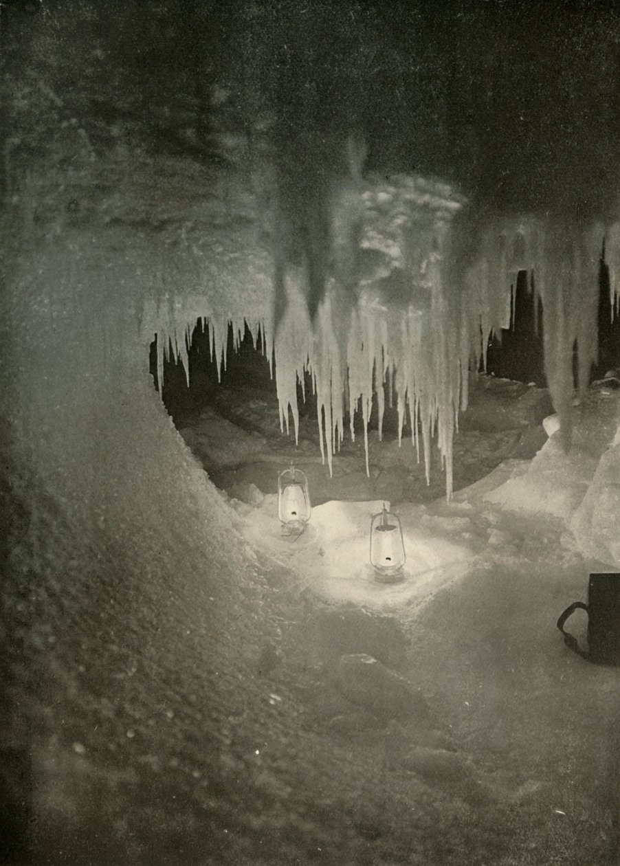 Lodowa jaskinia w zimie. Sfotografowany w świetle lamp huraganowych, c1908, 1909. autorstwa Unbekannt