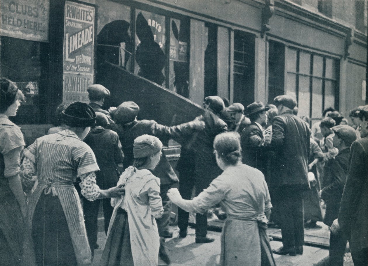 Antyniemieckie zamieszki w Londynie: tłum włamujący się do okien niemieckiego sklepu, ok. 1914 r. autorstwa Unbekannt