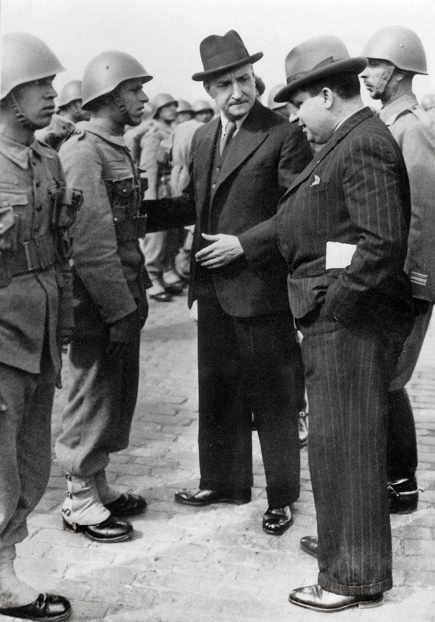 Antonio de Oliveira Salazar (1888-1970), dyktator Portugalii od 1932 do 1968, przeprowadza inspekcję żołnierzy podczas wizyty na Azorach, 5 kwietnia 1941 (zdjęcie czarno-białe) autorstwa Unbekannt