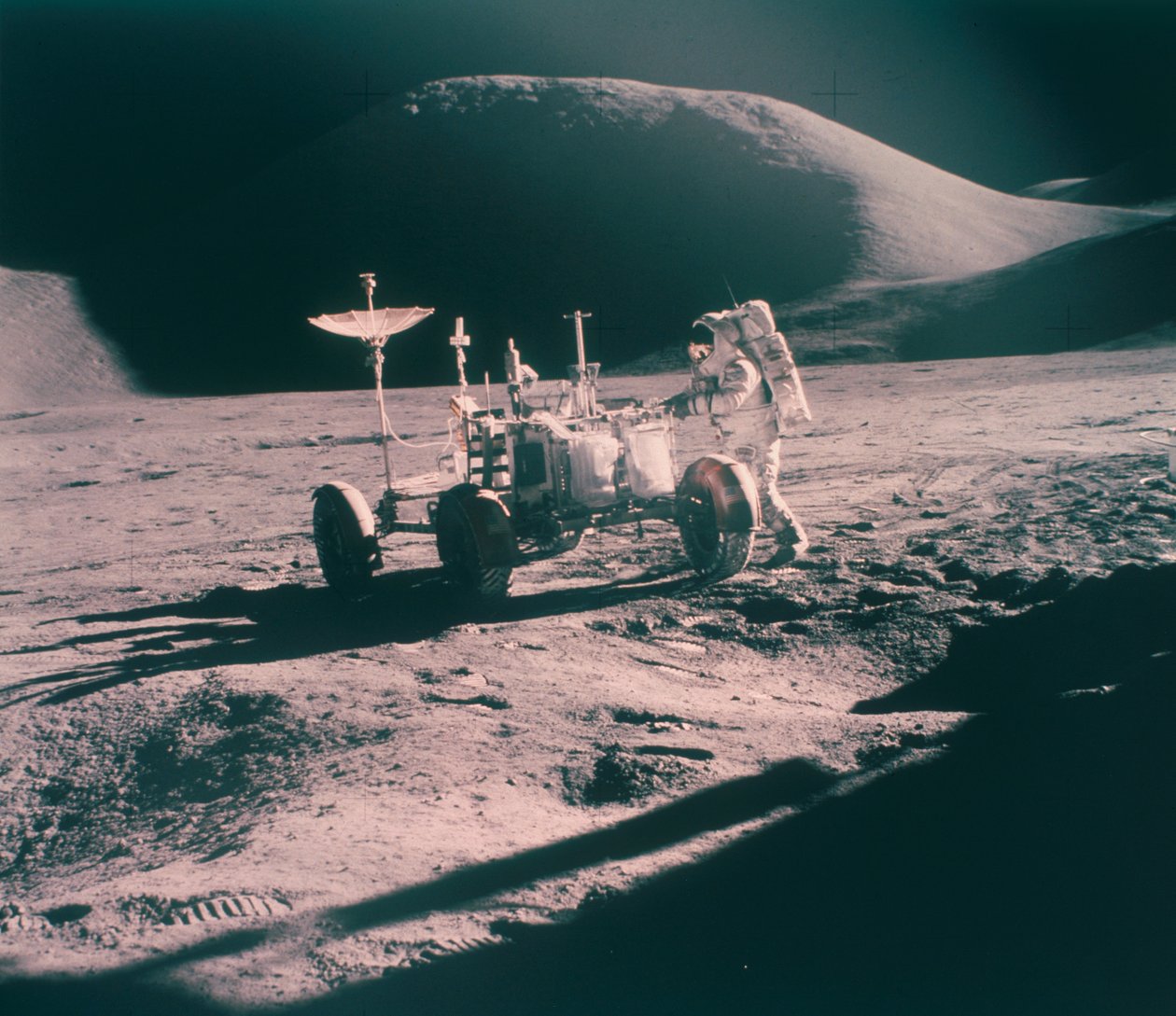 Astronauta Apollo 15 James Irwin z łazikiem księżycowym, sierpień 1971 r. autorstwa Unbekannt