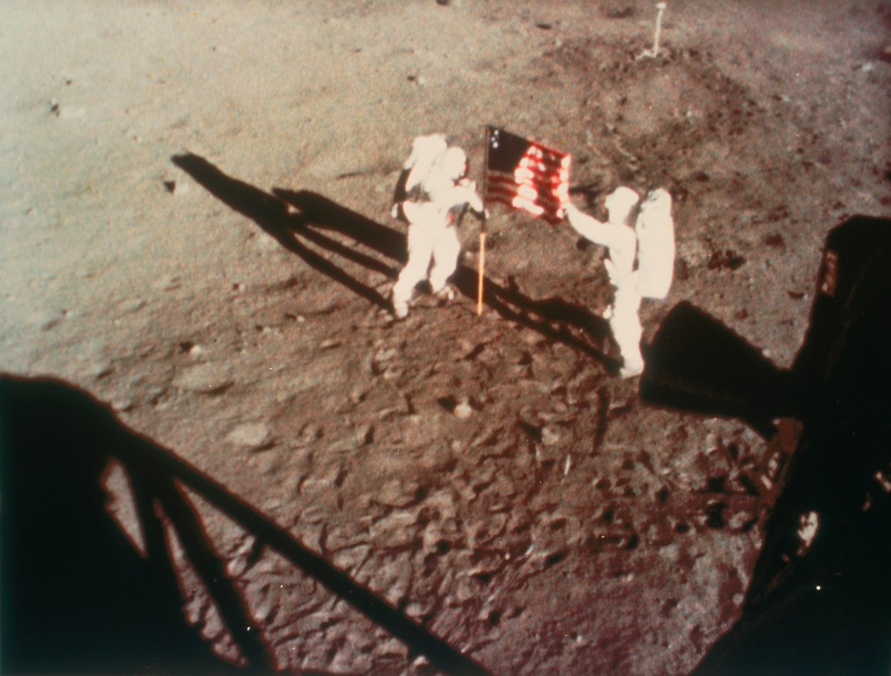 Armstrong i Aldrin rozwijają amerykańską flagę na Księżycu, 1969 autorstwa Unbekannt