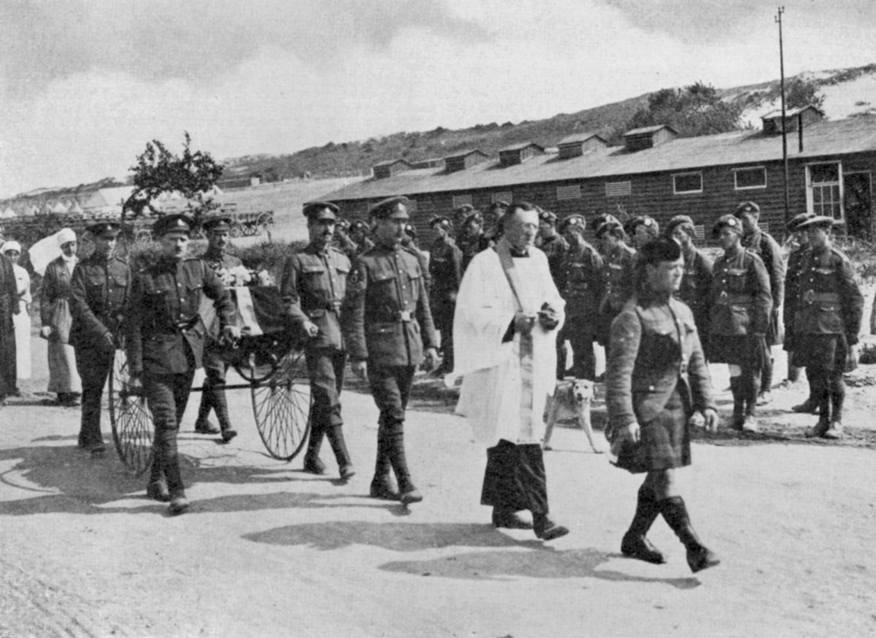 Kapelan wojskowy podczas pogrzebu pielęgniarki poległej w nalocie na brytyjską bazę w pobliżu Etables, 1918 autorstwa Unbekannt