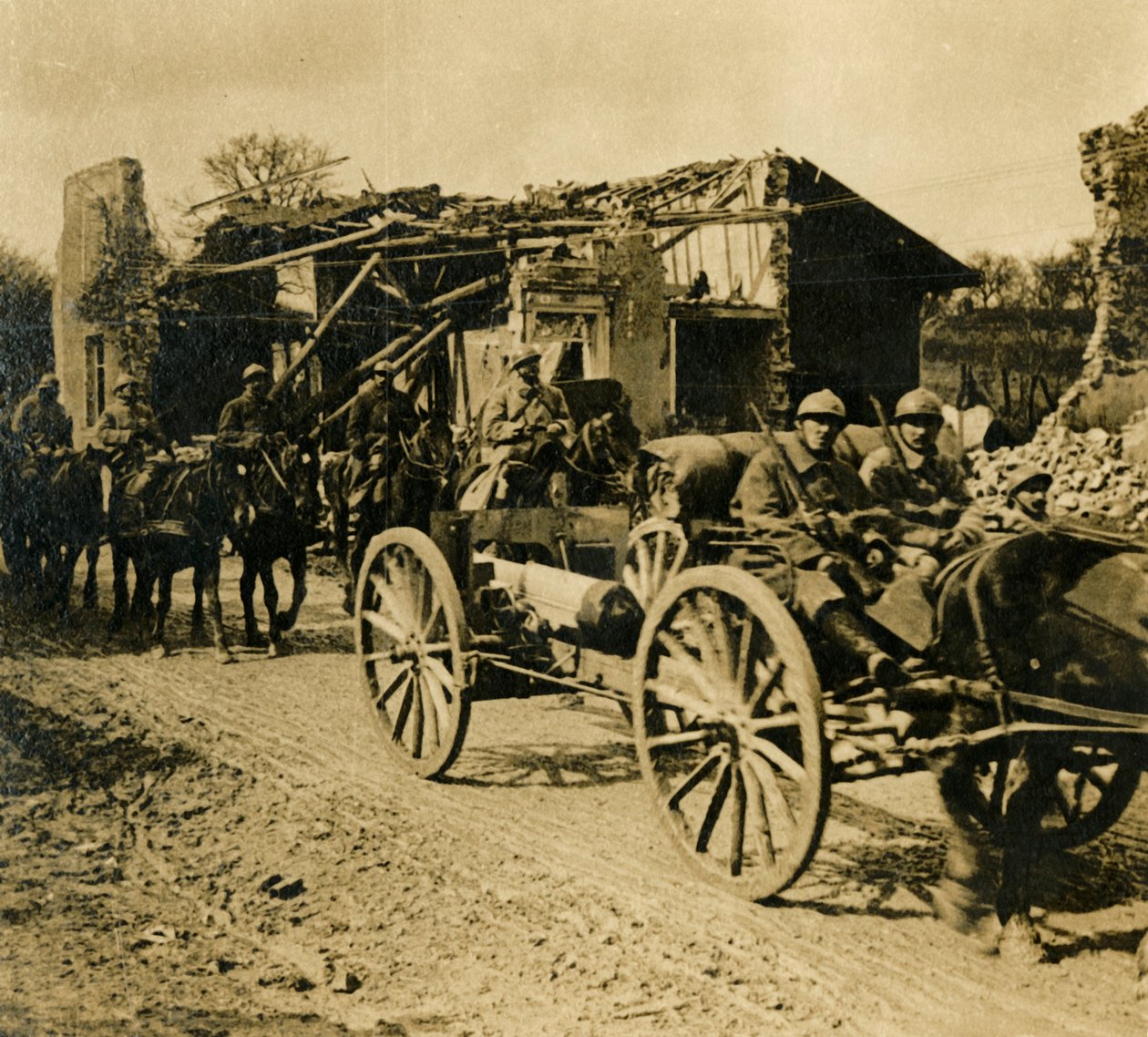 Artyleria przechodząca przez Beauzée, północna Francja, c1914-c1918 autorstwa Unbekannt