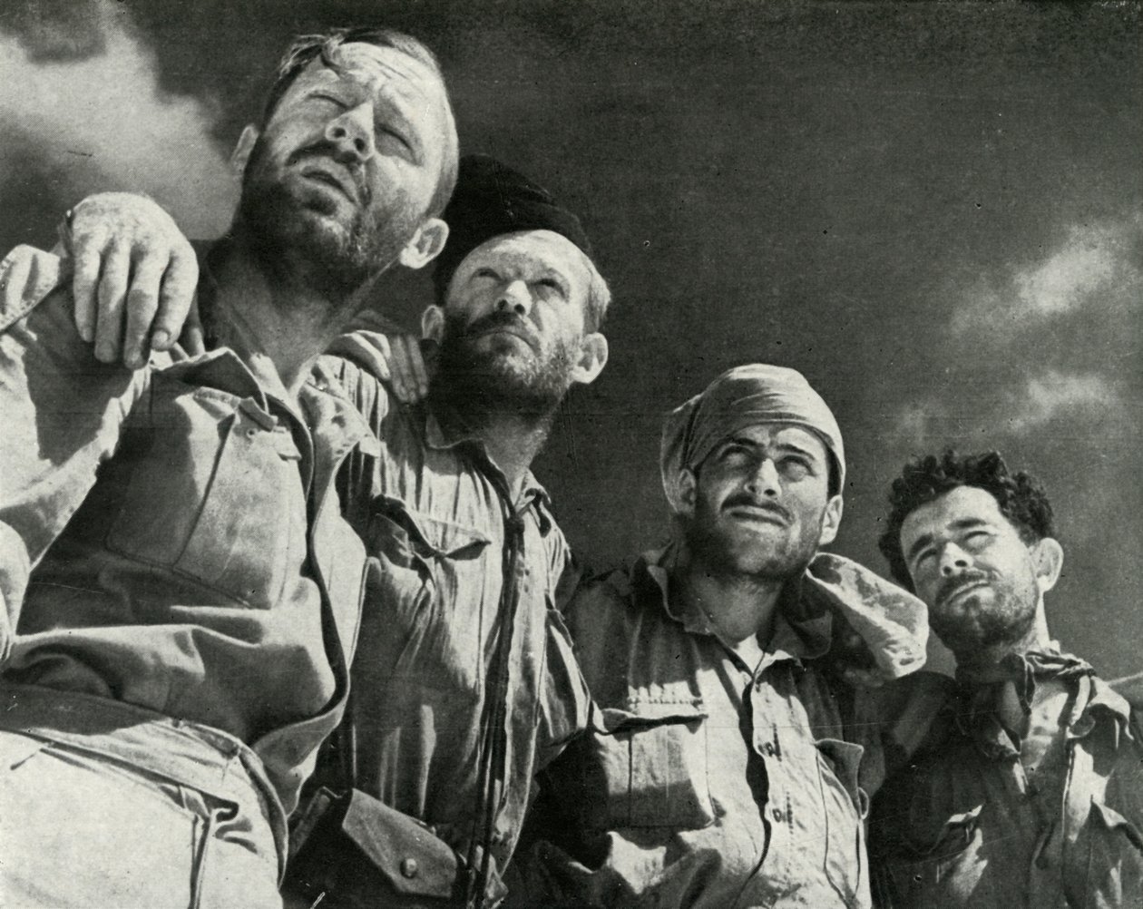 Gdy Niemcy zaatakowali Alamein, ci czterej mężczyźni weszli na linie brytyjskie, c 1942-1943, 1945 r autorstwa Unbekannt