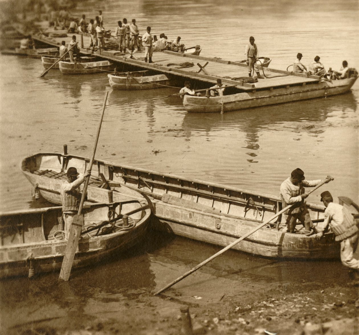 Montaż mostu pontonowego, c1914-c1918 autorstwa Unbekannt