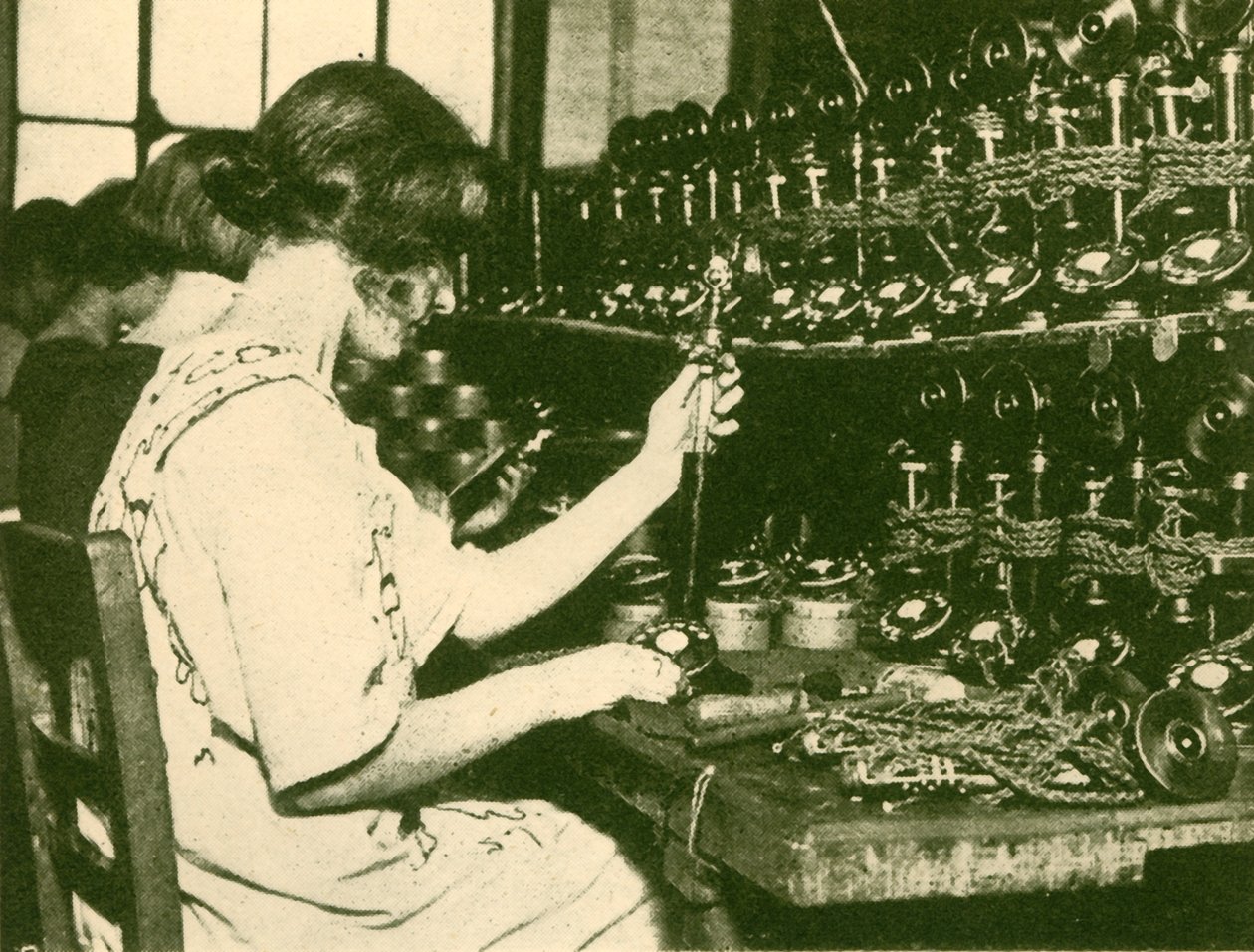 Montaż nowych telefonów automatycznych gotowych do dystrybucji wśród abonentów, c1930. autorstwa Unbekannt