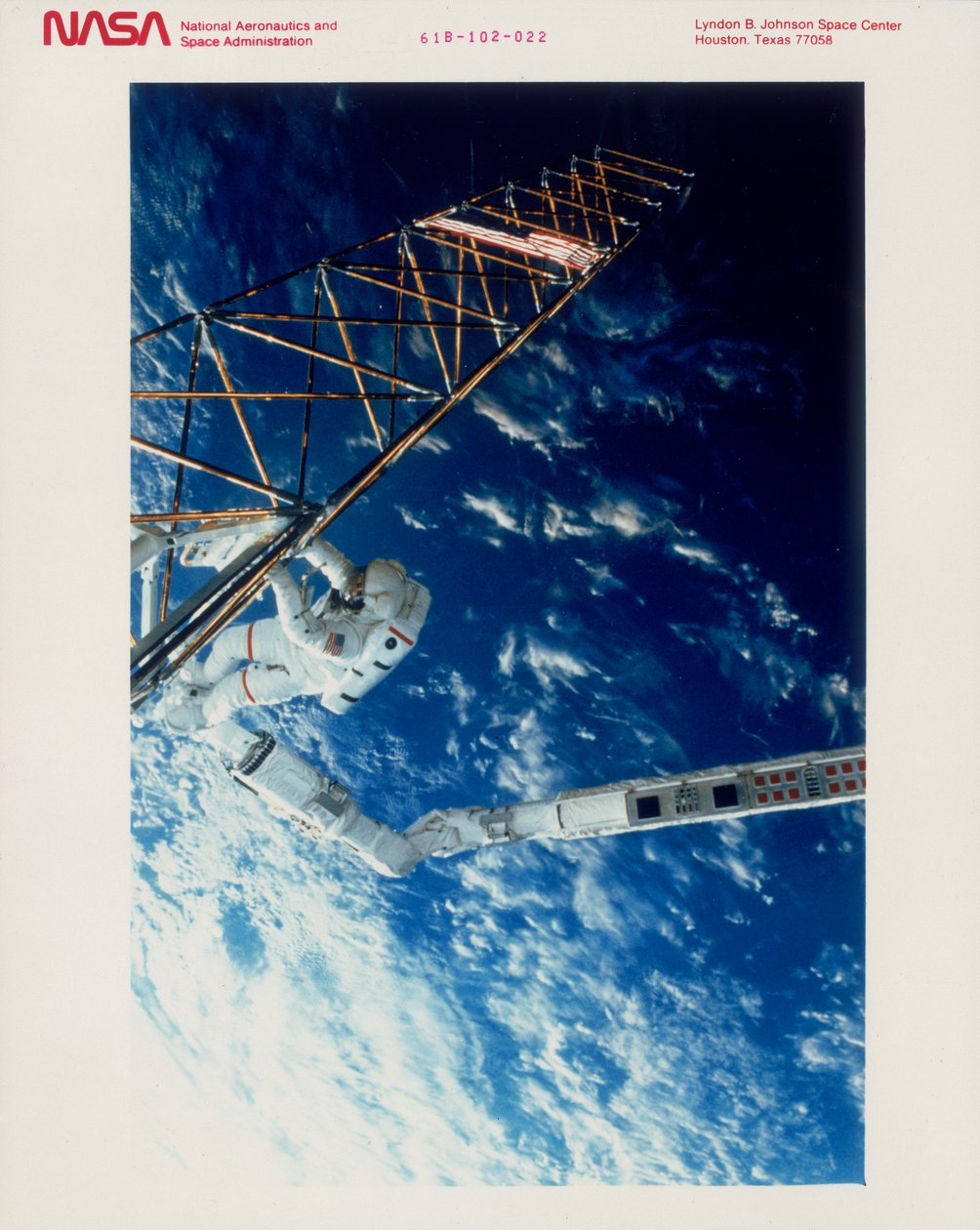 Astronauta na EVA z promu kosmicznego Atlantis, 1985 autorstwa Unbekannt