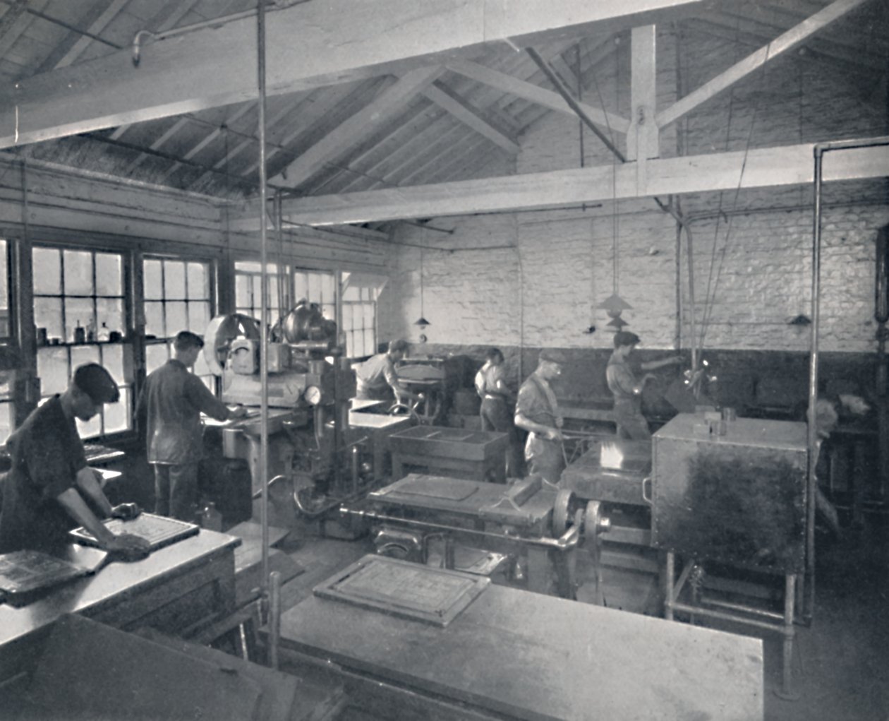 Przy pracy w odlewni. Wykonywanie form woskowych stron, 1917 autorstwa Unbekannt