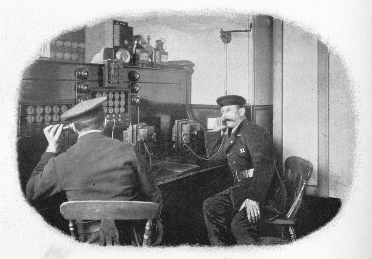Przy telefonie, Londyńska Straż Pożarna, c1900 1901 autorstwa Unbekannt