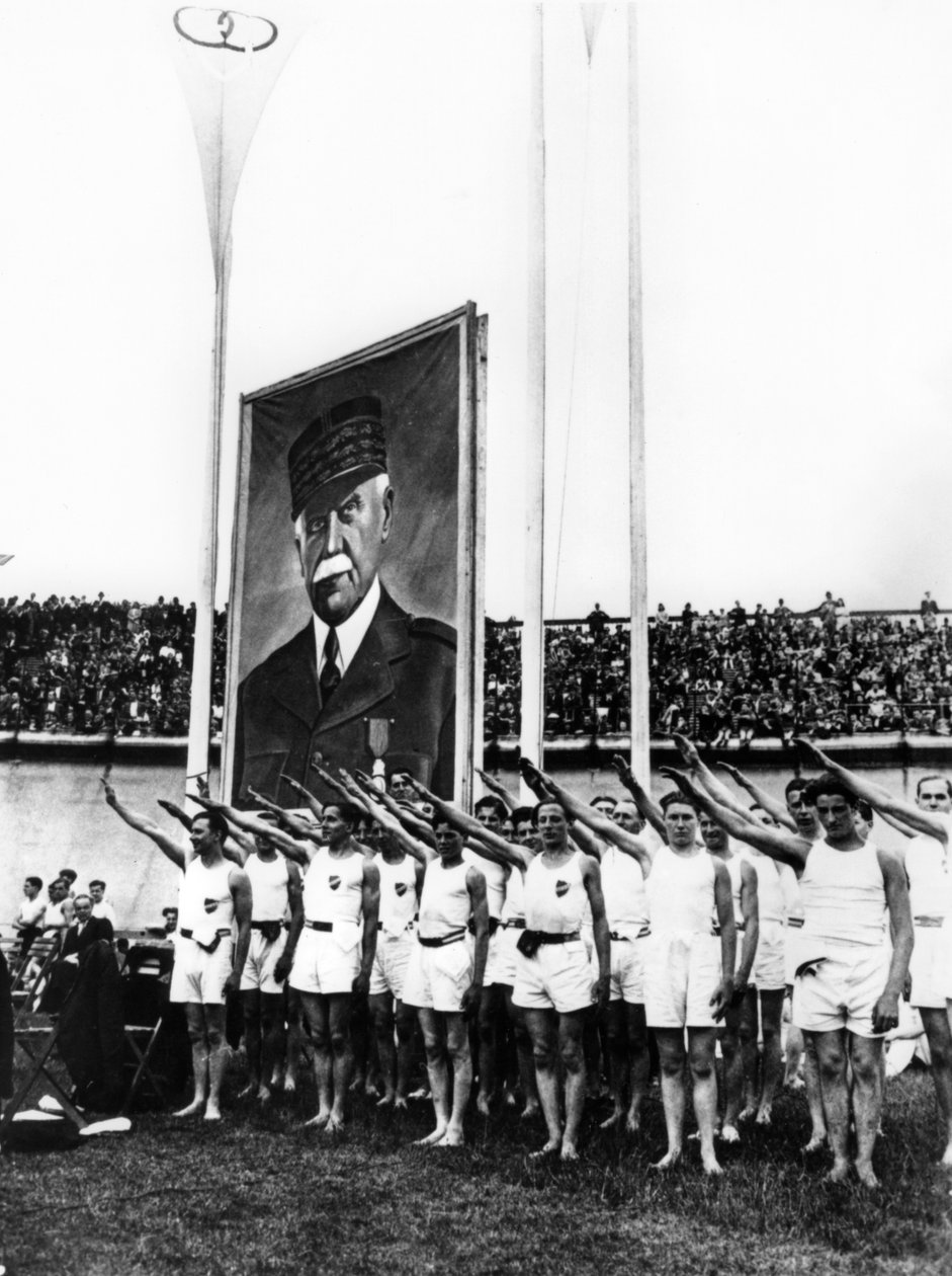 Sportowcy w faszystowskim pozdrowieniu, Parc des Princes, Paryż, 1941 autorstwa Unbekannt