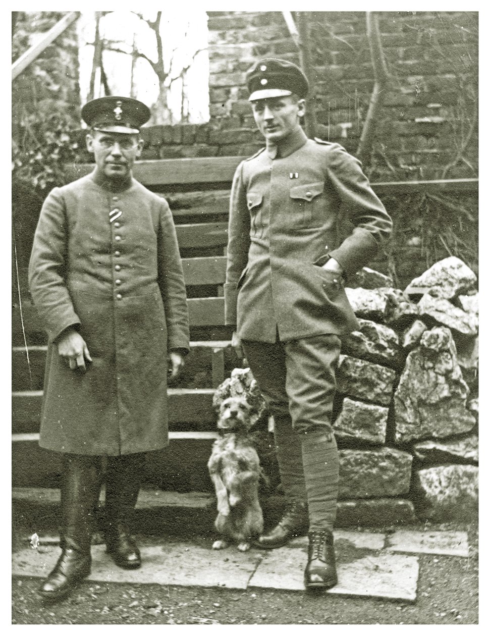 Żołnierze austriaccy lub włoscy z psem, luty 1918 (zdjęcie) autorstwa Unbekannt