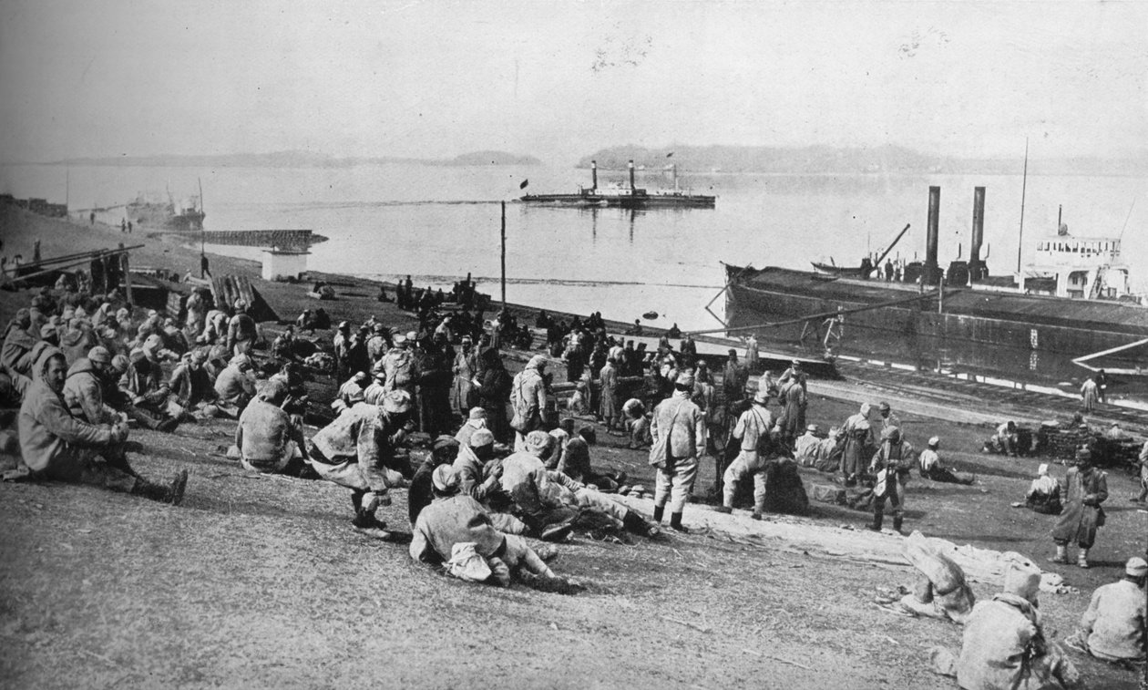 Więźniowie austriaccy zabrani przez Serbów odpoczywających w południe nad brzegiem Dunaju, 1915. autorstwa Unbekannt
