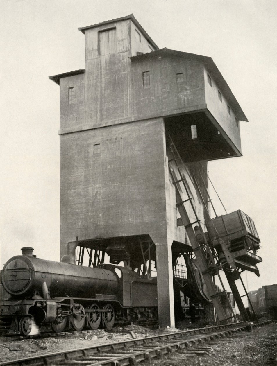 Automatyczne nawęglanie na stacji Hornsey, Middlesex, 1935. autorstwa Unbekannt