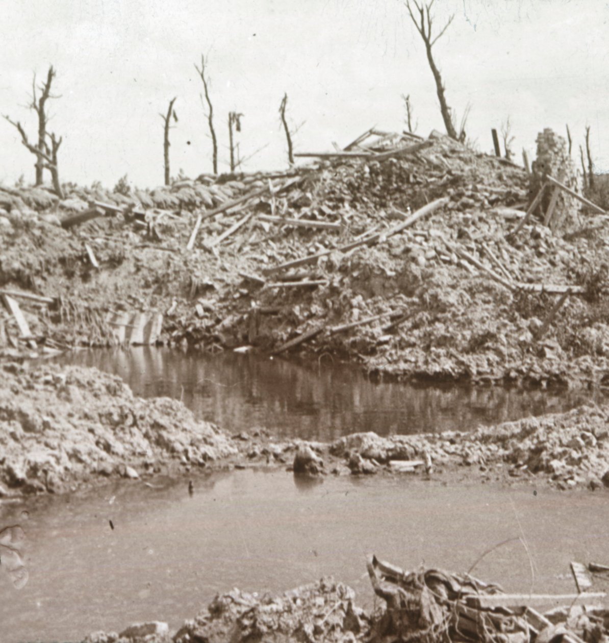 Brzegi rzeki Yser, Diksmuide, Belgia, c1914-c1918 autorstwa Unbekannt