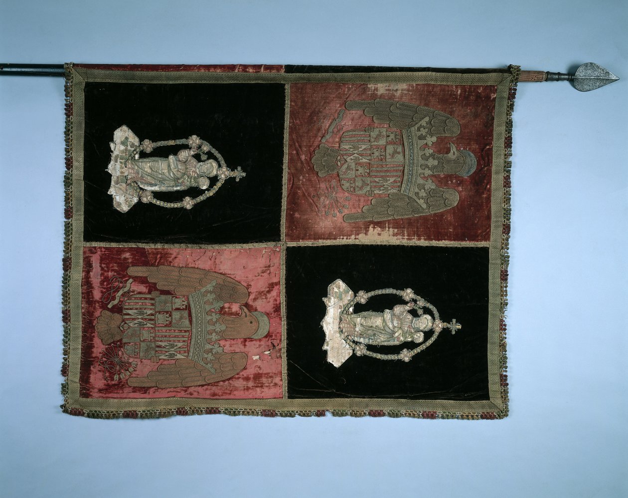 Sztandar z ćwiartowaniem królewskich herbów Hiszpanii i Madonny z Dzieciątkiem, 1500s. autorstwa Unbekannt