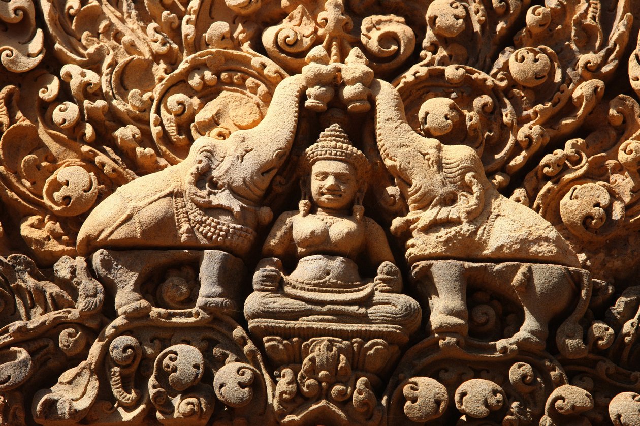 Świątynia Banteay Srei w Angkorze w Kambodży. Lakszmi, hinduska bogini bogactwa i żona boga Wisznu, jest skropiona wodą święconą przez dwa słonie Siem Reap Kambodża autorstwa Unbekannt