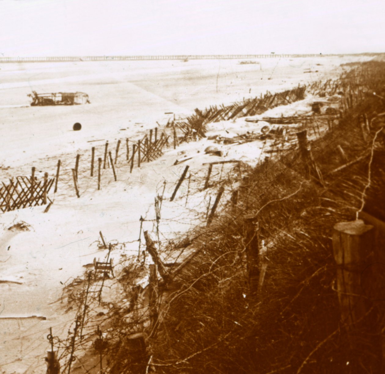 Bariery z drutu kolczastego na plaży, Nieuwpoort-Bad, Flandria, Belgia, c1914-c1918 autorstwa Unbekannt
