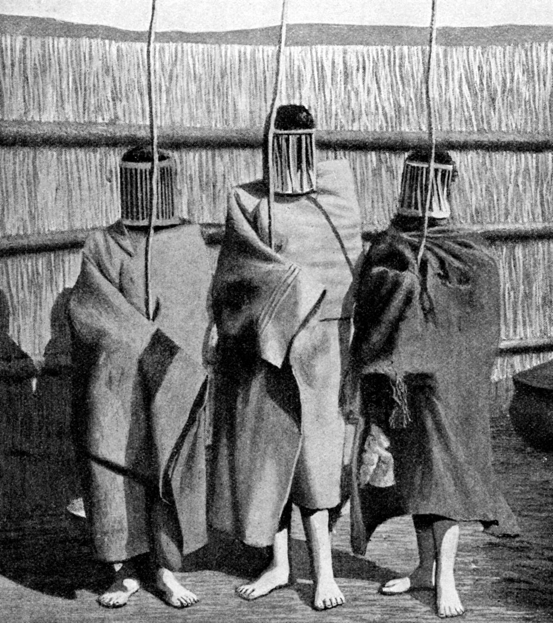 Panny młode Basuto w okresie inicjacji w dorosłe społeczeństwo plemienne, Lesotho, 1922 autorstwa Unbekannt