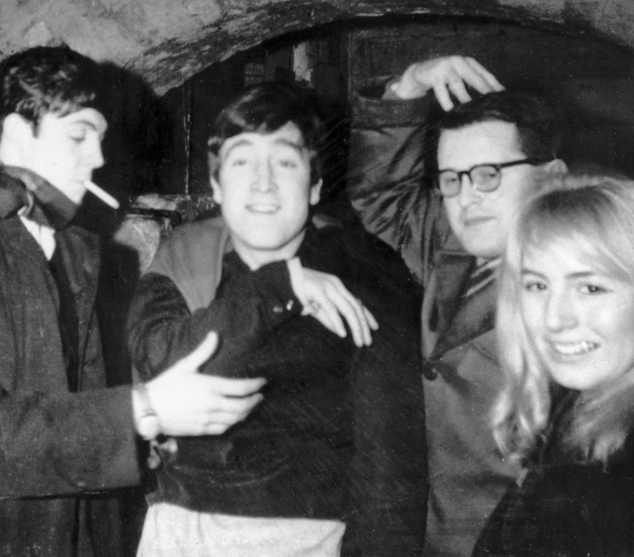 Beatlesi John Lennon i Paul McCartney w Cavern Club ok. 1960 autorstwa Unbekannt