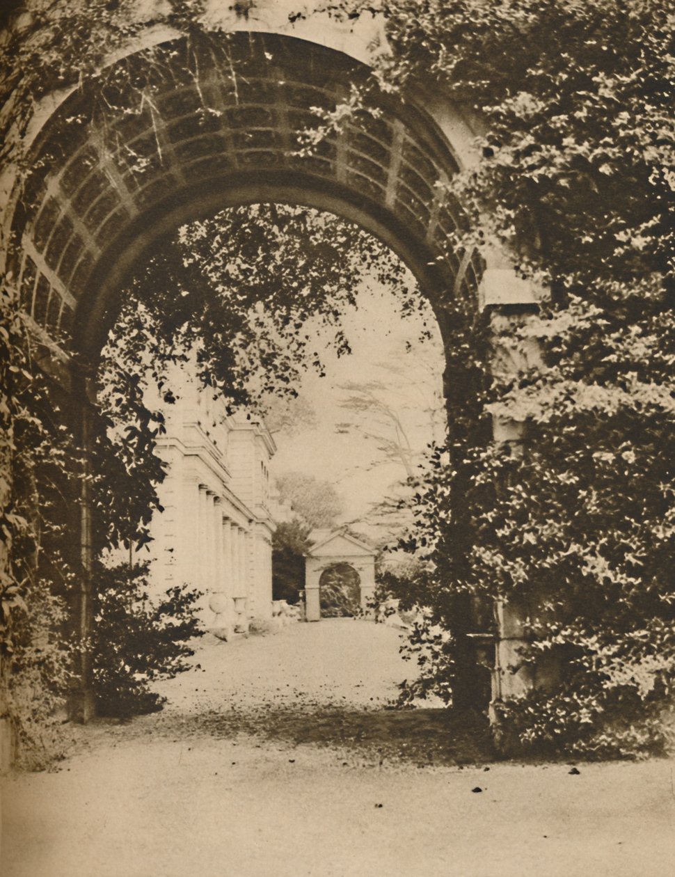 Piękne tereny w Gunnersbury otwarte dla publiczności jako nowy park, c1935. autorstwa Unbekannt