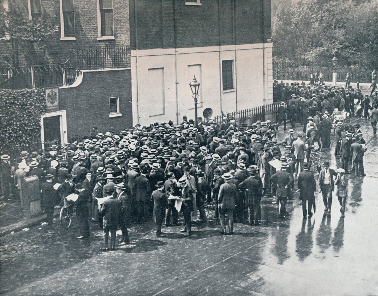 Zanim Anglia wypowiedziała wojnę: niemieccy rezerwiści czekają przed konsulatem niemieckim w Londynie, 1914 autorstwa Unbekannt