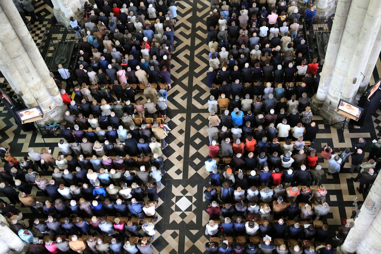 Zgromadzenie wierzących. Święcenia biskupie. Katedra w Amiens, Amiens, Francja autorstwa Unbekannt