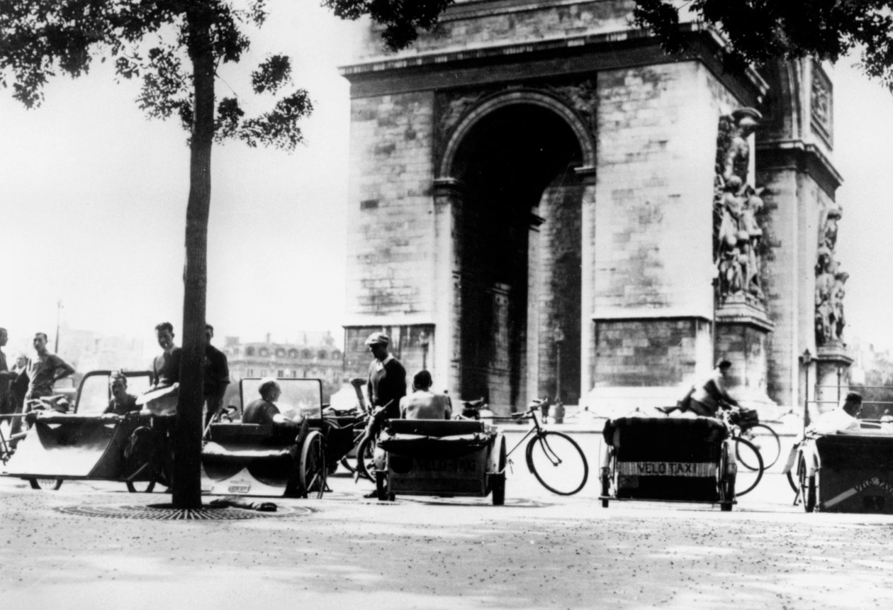 Taksówki rowerowe na Place dEtoile przy Łuku Triumfalnym, okupowany przez Niemców Paryż, sierpień 1943 autorstwa Unbekannt