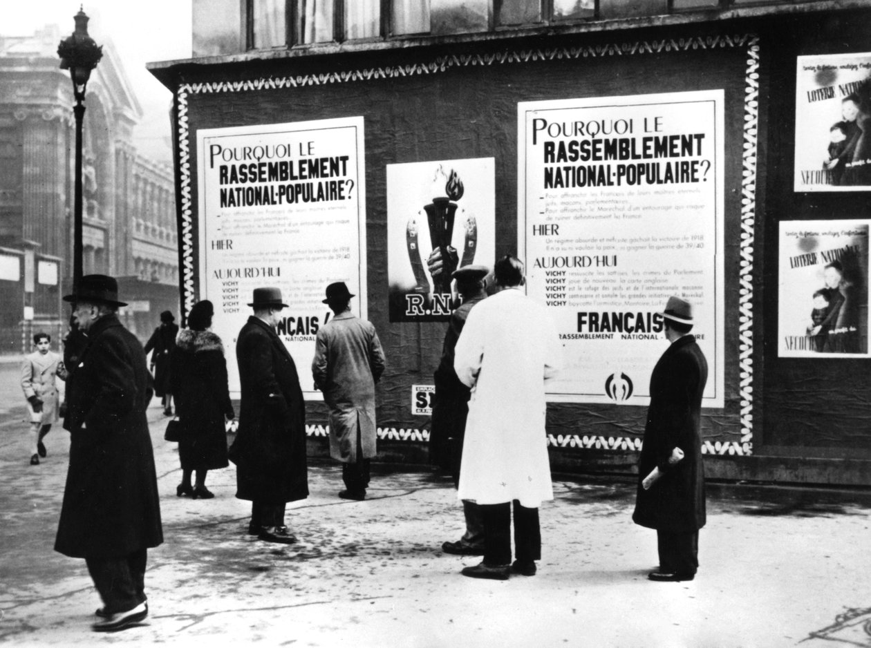 Billboard z plakatami Rassemblement Nationale Populaire, okupowany przez Niemców Paryż, luty 1941 autorstwa Unbekannt