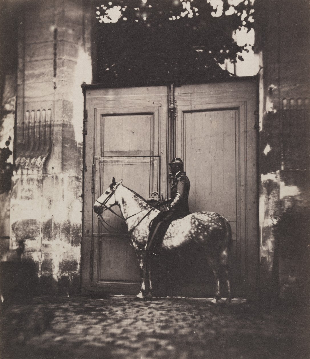 Czarny jeździec przed drzwiami, ok. 1930 1855. autorstwa Unbekannt