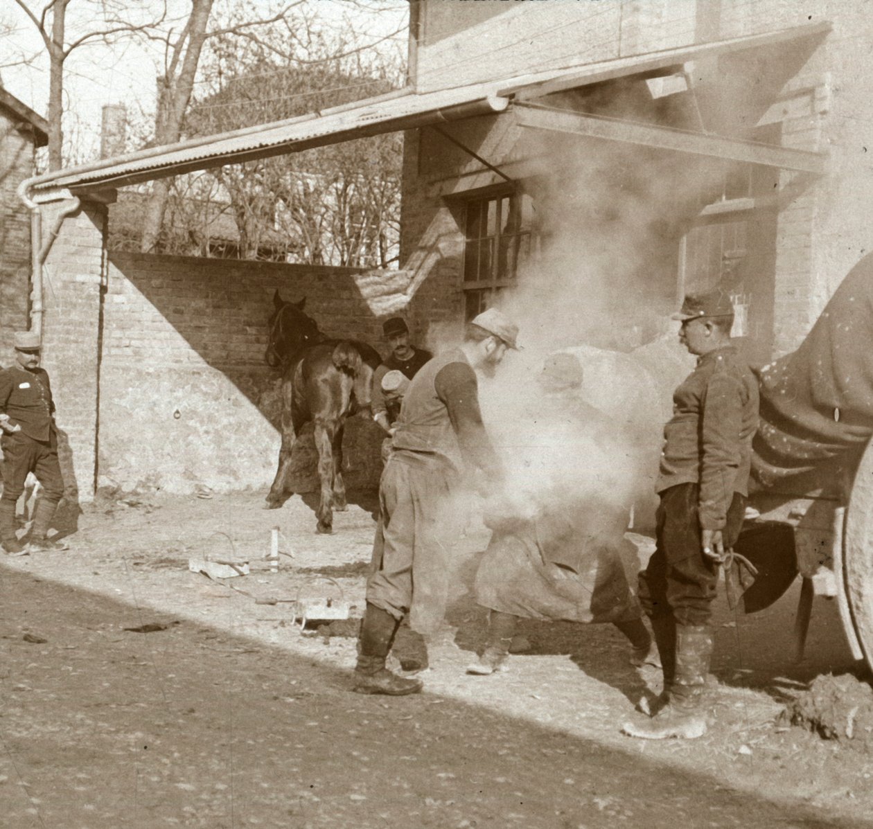 Kowal podkuwający konia, Suippes, północna Francja, c1914-c1918 autorstwa Unbekannt