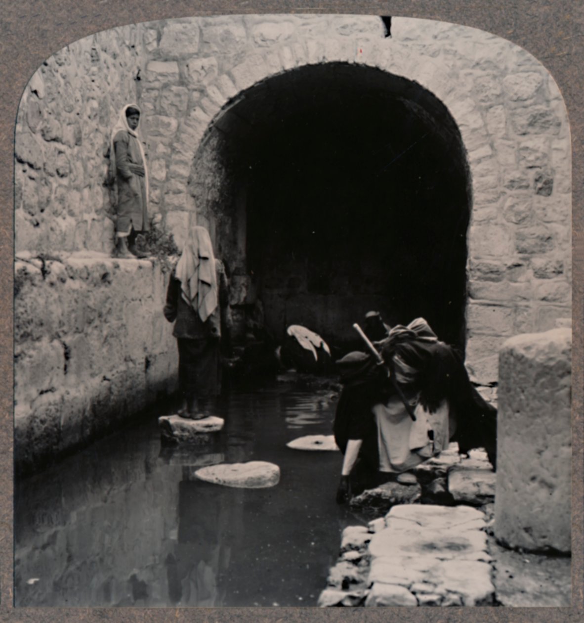 Niewidomi myjący oczy w sadzawce Siloam, ok. 1900 autorstwa Unbekannt