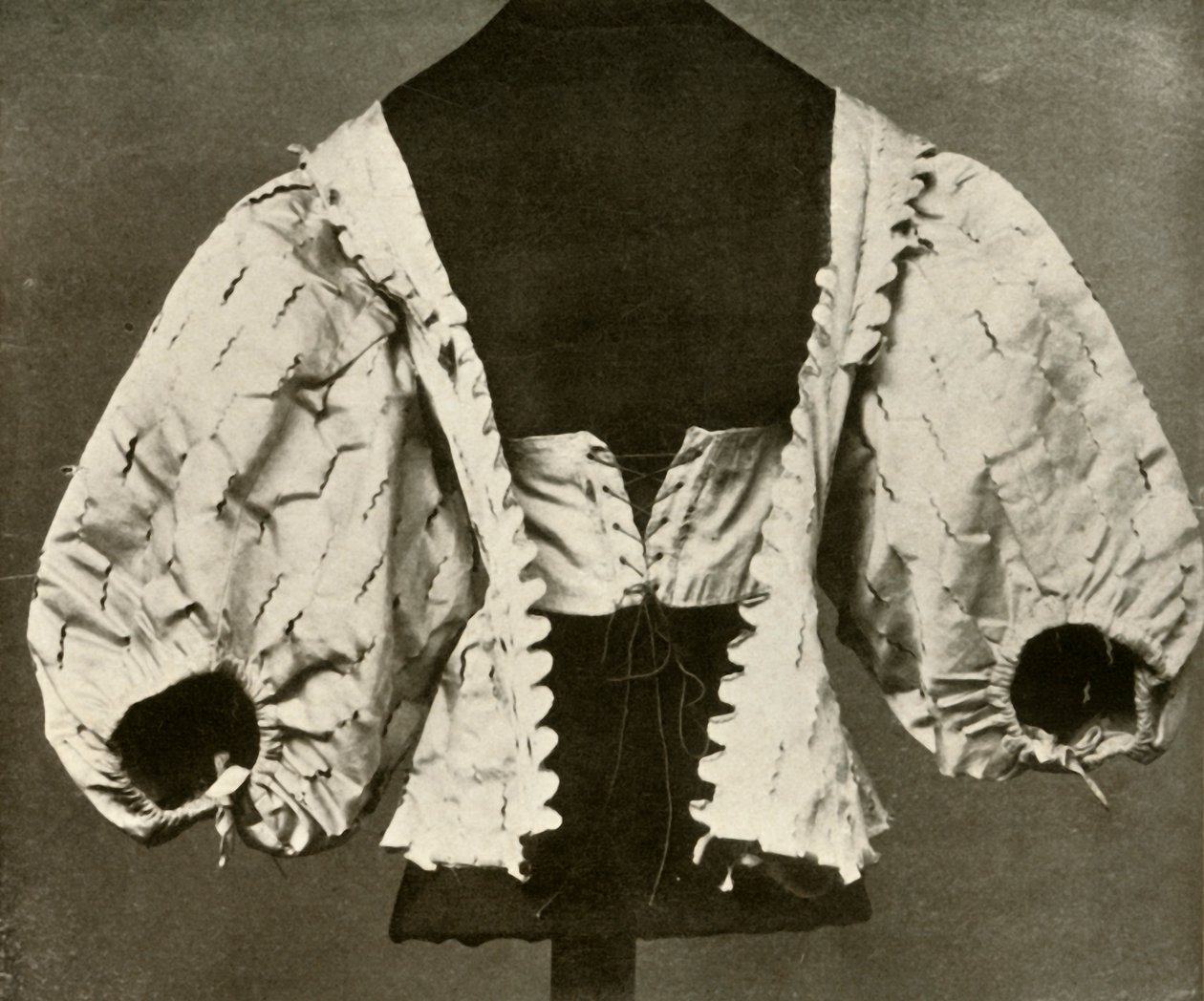 Stanik z białej satyny rozciętej i zaróżowionej, c1620-1640, 1937. autorstwa Unbekannt
