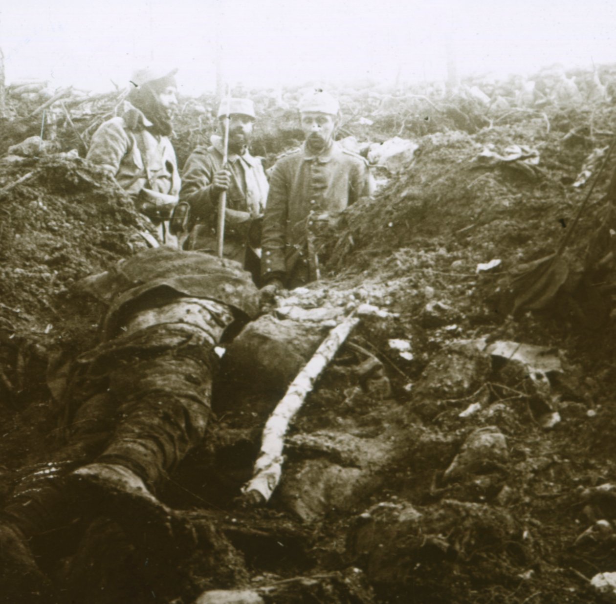 Ciała i więźniowie, Les Éparges, północna Francja, 1915. autorstwa Unbekannt
